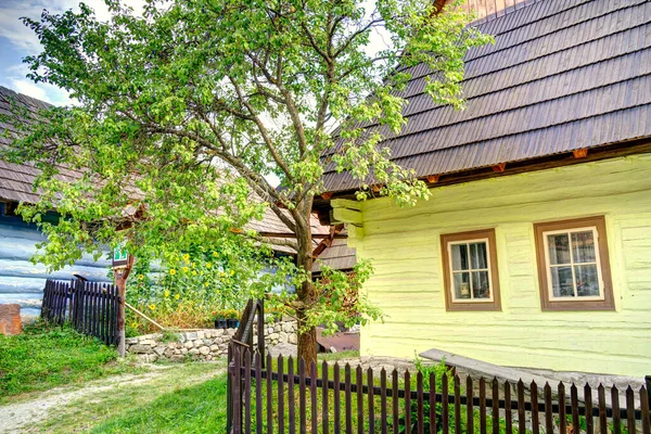Hölzerne Weiße Hütten Schönen Traditionellen Dorf Vlkolinec Der Slowakei Osteuropa — Stockfoto