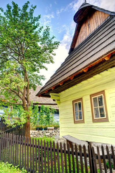 Hölzerne Weiße Hütten Schönen Traditionellen Dorf Vlkolinec Der Slowakei Osteuropa — Stockfoto