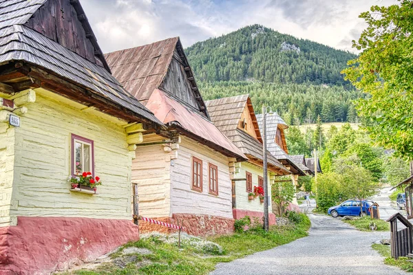 Slovakya Doğu Avrupa Güzel Vlkolinec Geleneksel Köyde Ahşap Beyaz Kulübeler — Stok fotoğraf