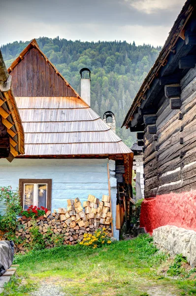 Slovakya Doğu Avrupa Güzel Vlkolinec Geleneksel Köyde Ahşap Beyaz Kulübeler — Stok fotoğraf