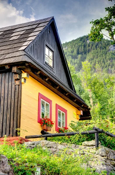 Weiße Holzhütte Schönen Traditionellen Dorf Vlkolinec Der Slowakei Osteuropa — Stockfoto
