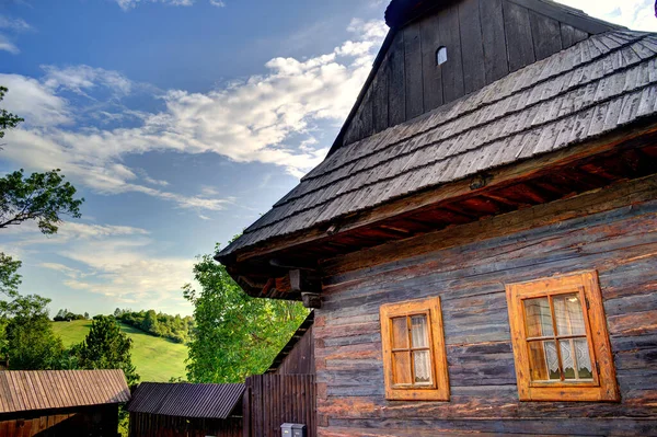 동유럽 슬로바키아의 아름답고 전통적 쿨리네 마을에 나무로 오두막 — 스톡 사진