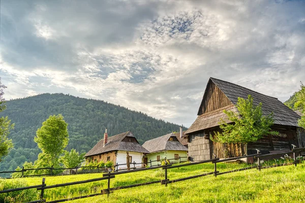 Cabañas Blancas Madera Hermoso Pueblo Tradicional Vlkolinec Eslovaquia Europa Del — Foto de Stock