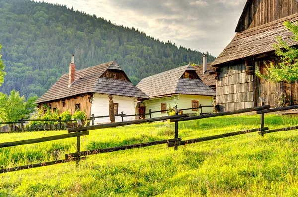 Cabanas Brancas Madeira Bela Aldeia Tradicional Vlkolinec Eslováquia Europa Oriental — Fotografia de Stock