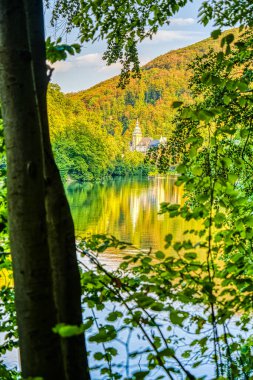 Lillafred, Macaristan - Ağustos 2022: Yaz mevsiminde resim gölü tatil beldesi