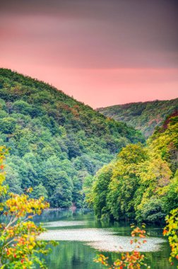 Lillafred, Macaristan - Ağustos 2022: Yaz mevsiminde resim gölü tatil beldesi