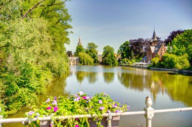 Brüksel, Belçika - Mayıs 2022: Güneşli havada tarihi merkez, HDR Görüntü