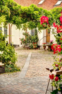  YSTAD, İsveç - Temmuz 2015: Yaz mevsiminde tarihi merkez