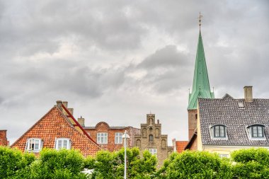 Helsingor, Danimarka - Ağustos 2022: Bulutlu havada tarihi merkez