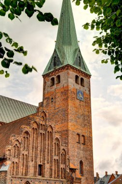 Helsingor, Danimarka - Ağustos 2022: Bulutlu havada tarihi merkez