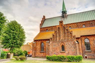 Helsingor, Danimarka - Ağustos 2022: Bulutlu havada tarihi merkez