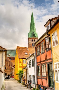 Helsingor, Danimarka - Ağustos 2022: Bulutlu havada tarihi merkez