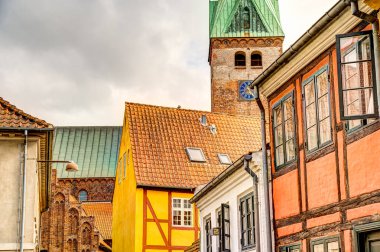 Helsingor, Danimarka - Ağustos 2022: Bulutlu havada tarihi merkez