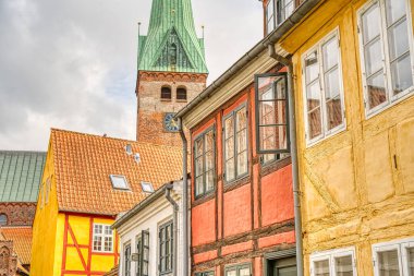 Helsingor, Danimarka - Ağustos 2022: Bulutlu havada tarihi merkez