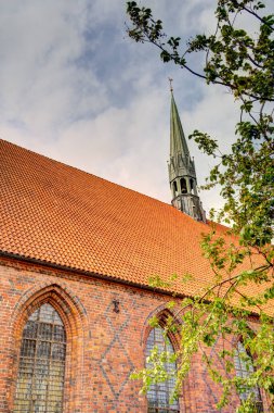 Helsingor, Danimarka - Ağustos 2022: Bulutlu havada tarihi merkez