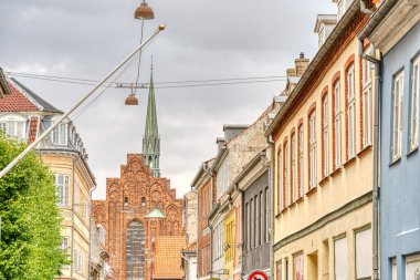 Helsingor, Danimarka - Ağustos 2022: Bulutlu havada tarihi merkez