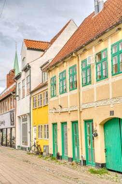 Helsingor, Danimarka - Ağustos 2022: Bulutlu havada tarihi merkez