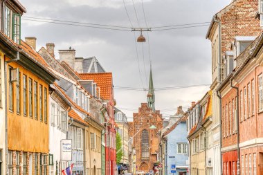 Helsingor, Danimarka - Ağustos 2022: Bulutlu havada tarihi merkez