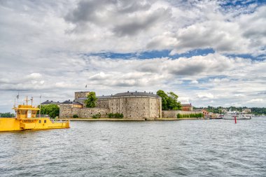 Vaxholm, İsveç - Ağustos 2022: Bulutlu havada resimli ada köyü, HDR Görüntü