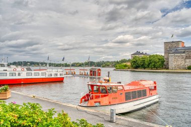 Vaxholm, İsveç - Ağustos 2022: Bulutlu havada resimli ada köyü, HDR Görüntü