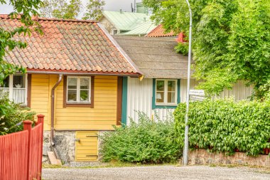 Vaxholm, İsveç - Ağustos 2022: Bulutlu havada resimli ada köyü, HDR Görüntü