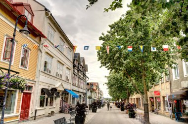 Vaxholm, İsveç - Ağustos 2022: Bulutlu havada resimli ada köyü, HDR Görüntü