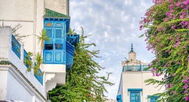 Sidi Bou Said, Tunus - Eylül 2022: Güneşli havada tarihi merkez, HDR Görüntü