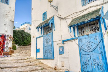 Sidi Bou Said, Tunus - Eylül 2022: Güneşli havada tarihi merkez, HDR Görüntü