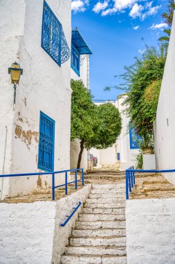 Sidi Bou Said, Tunus - Eylül 2022: Güneşli havada tarihi merkez, HDR Görüntü