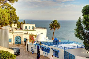 Sidi Bou Said, Tunus - Eylül 2022: Güneşli havada tarihi merkez, HDR Görüntü