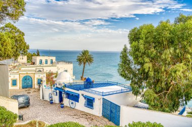 Sidi Bou Said, Tunus - Eylül 2022: Güneşli havada tarihi merkez, HDR Görüntü