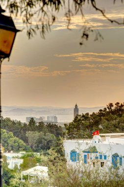 Sidi Bou Said, Tunus - Eylül 2022: Güneşli havada tarihi merkez, HDR Görüntü