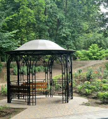 Güzel şehir parkında yürü