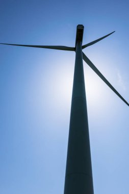 Güneşin önündeki rüzgar türbini