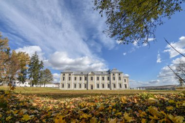Ukrayna 'nın Ternopil bölgesindeki Vyshnivets kasabasındaki Vyshnivets Sarayı' nın sonbahar manzarası. Seçici odak.