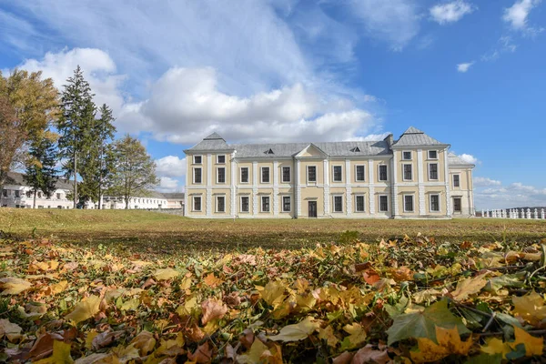 Otoño Vista Del Palacio Vyshnivets Ciudad Vyshnivets Región Ternopil Ucrania —  Fotos de Stock