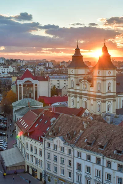 Belediye binasından Ivano-Frankivsk 'in panoramik gün batımı görüntüsü. Ivano-Frankivsk, Ukrayna 'nın batısındaki en büyük şehirlerden biridir..