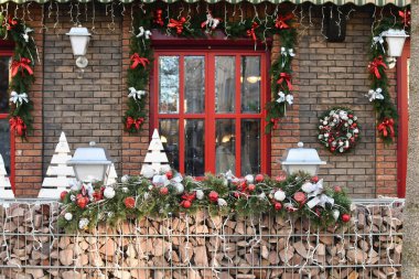 Avrupa şehir caddesindeki bir kafenin önünde mevsimlik Noel süsü. Kış tatillerinde sokak dekorasyonu. Seçici odak.