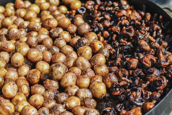 Kleine Kartoffeln Mit Frischen Pilzen Auf Großem Grill Gebraten — Stockfoto