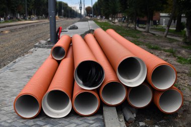Su tesisatı için kullanılan izolasyonlu kırmızı plastik borular. Şehirde tadilat yapılıyor. Seçici odak.