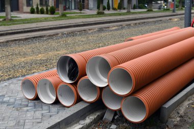 Su tesisatı için kullanılan izolasyonlu kırmızı plastik borular. Şehirde tadilat yapılıyor. Seçici odak.