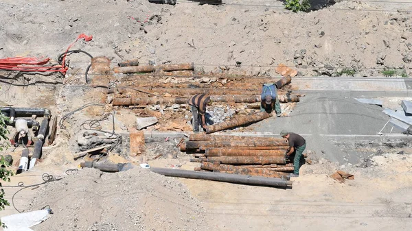 Workers Exchanging Old Rusted Pipes Canalization New Renovation Works City — Stock Photo, Image