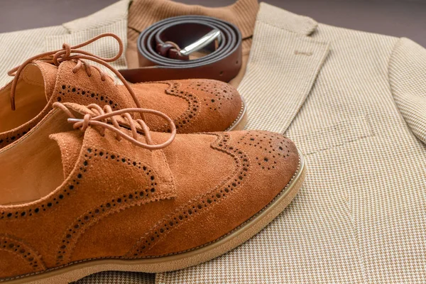 Män Brun Mocka Brogue Skor Kombination Med Ljus Beige Kavaj — Stockfoto