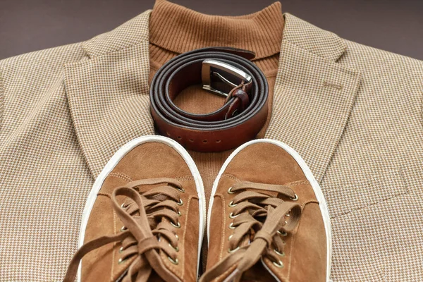Sneakers Uomo Camoscio Marrone Abbinate Blazer Maglione Cintura Beige Chiaro — Foto Stock