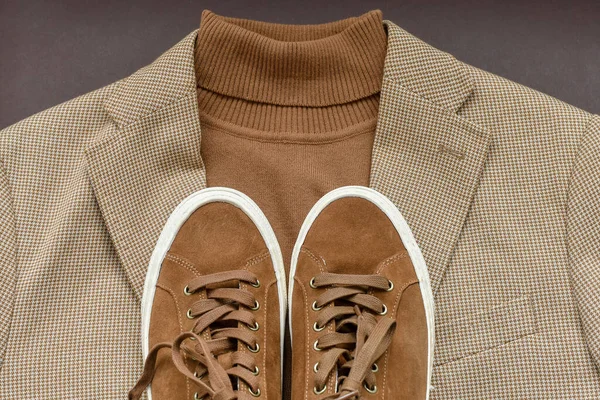 Kahverengi Süet Spor Ayakkabılar Açık Bej Ceket Süveter Üst Görünüm — Stok fotoğraf
