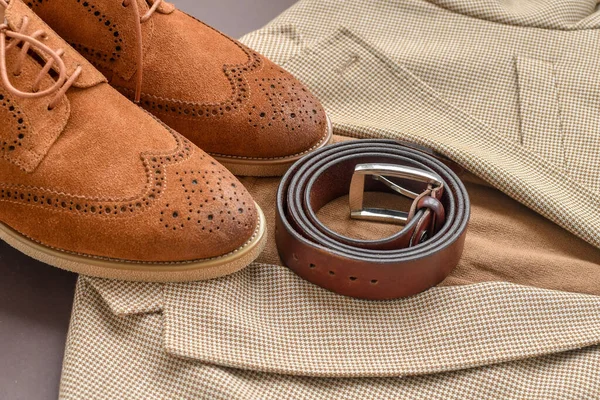 男性棕色羊皮罗布鞋 配上浅米色运动衫和腰带 有选择的重点 — 图库照片