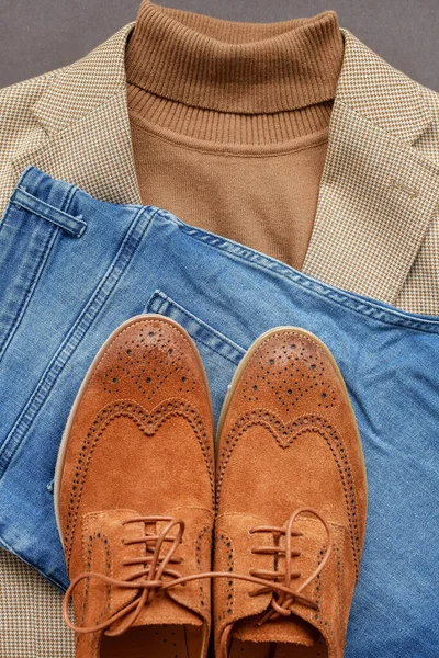 Mannen Bruine Suède Brogue Schoenen Gecombineerd Met Licht Beige Blazer — Stockfoto