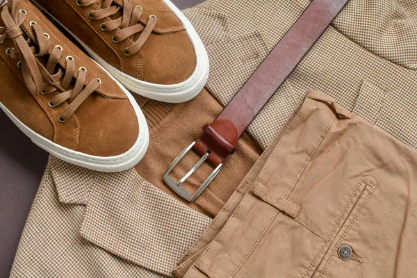 Män Brun Mocka Sneakers Kombination Med Ljus Beige Kavaj Tröja — Stockfoto