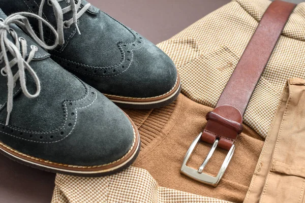 ライトベージュのブレザー セーター チノパンツとベルトを組み合わせた男性の緑のスエードダービーの靴 選択的焦点 — ストック写真