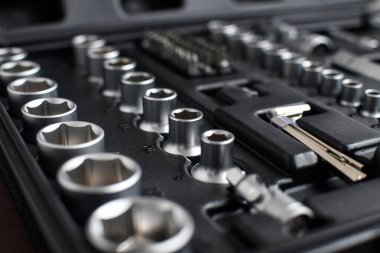 Tamir için kullanılan çelik iş aletleri setini kapatın. Seçici odaklanma. Düşük Dof. 